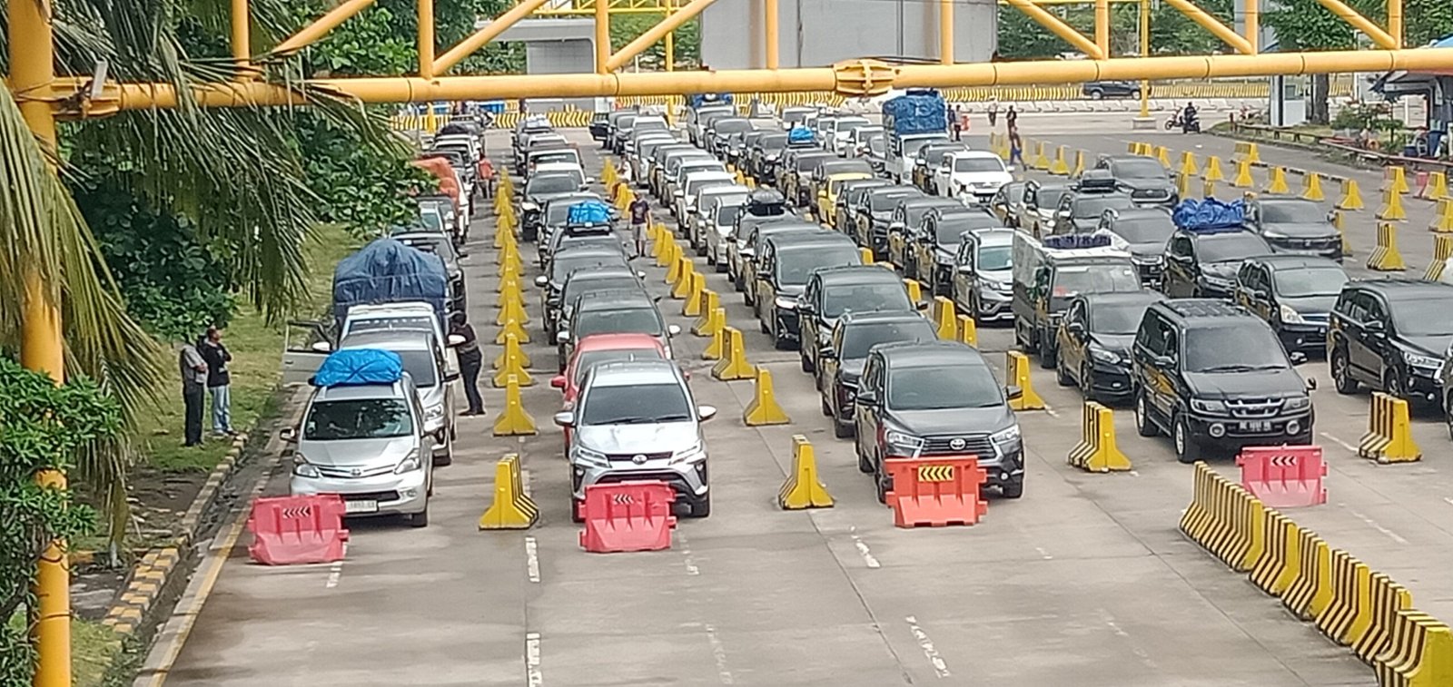 pelaksanaan angkutan Tahun baru 2025-2026 menjelang H+5 dari Bakauheni ke pulau Jawa berjalan lancar .